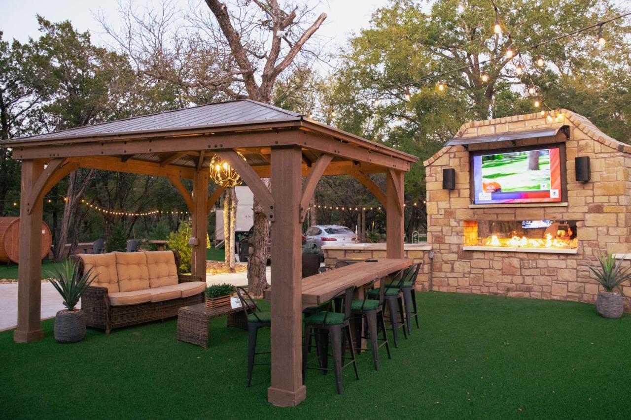 7744 Ranch Glamping Resort Austin Extérieur photo