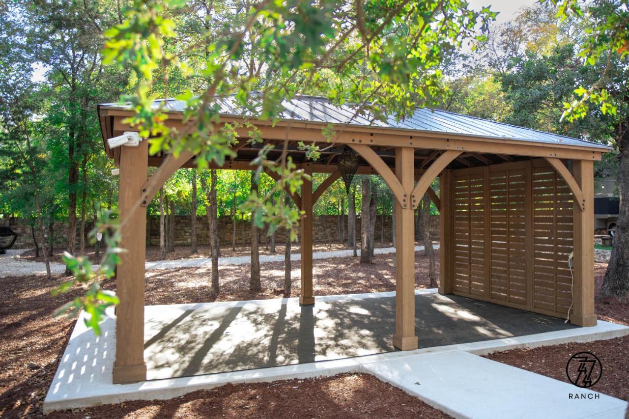 7744 Ranch Glamping Resort Austin Extérieur photo