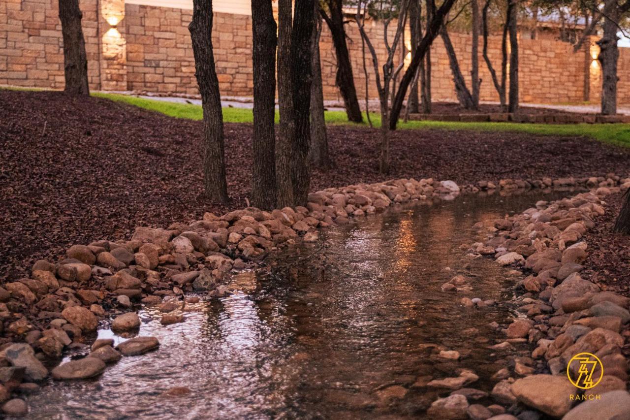 7744 Ranch Glamping Resort Austin Extérieur photo